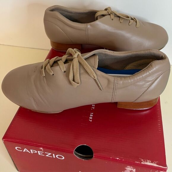 Capezio Shoes - NIB Capezio FLEX MASTR TAP SHOE 10.5W
CG16-CAR10.5W